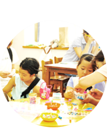 積み木で遊ぶ子ども