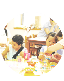 積み木で遊ぶ子ども