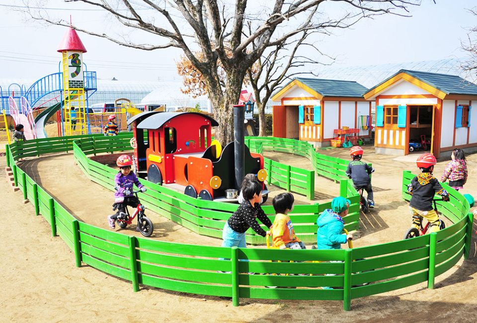 園庭と子供と機関車