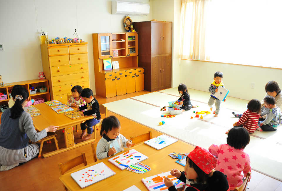 お絵描きをする子供たち