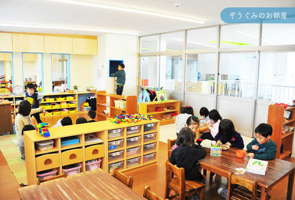 机に座る子供たち