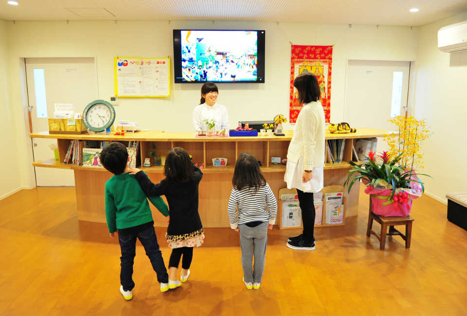 カウンターの前に立つ子供たち