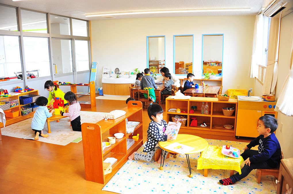 お部屋で遊ぶ子供たち