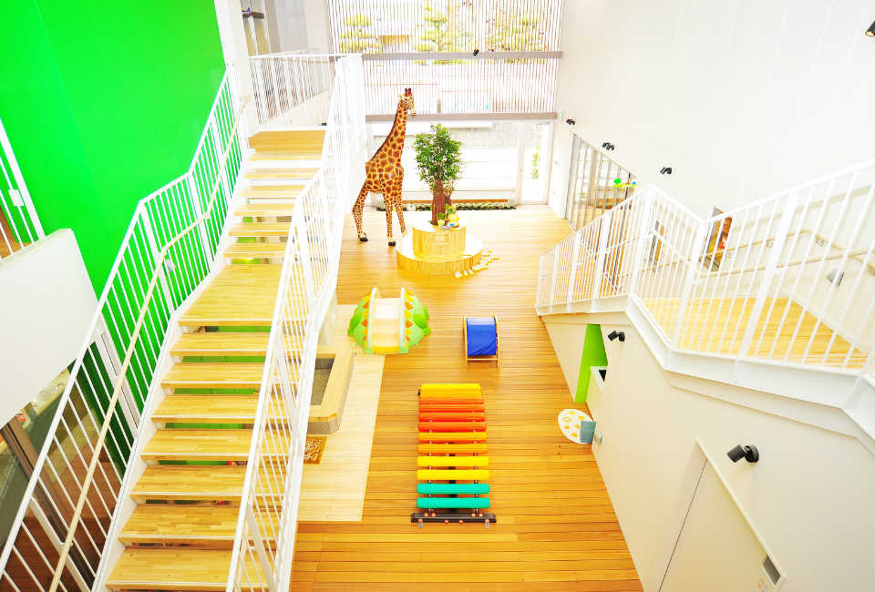 階段とキリンのオブジェ