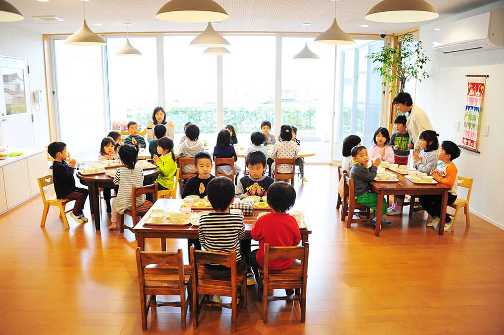 お食事をする子供たち