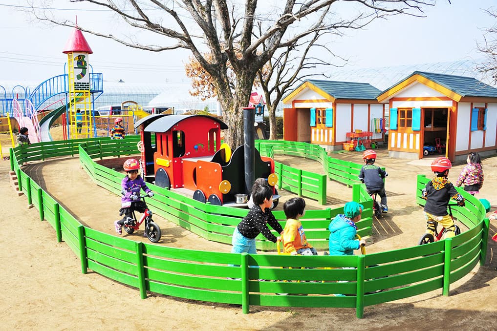 園庭で遊ぶ子供たち