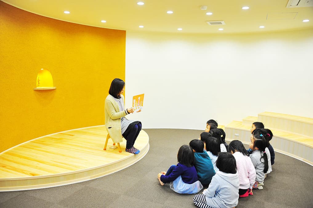 絵本を読む先生