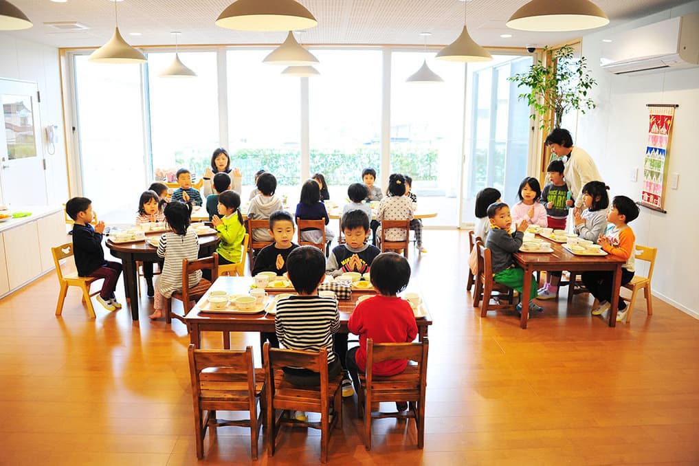 お食事をする子供たち